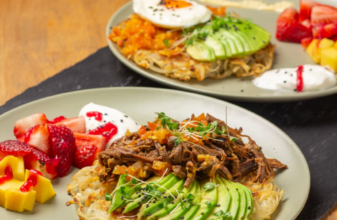 Platos de brunch con huevos, aguacate y frutas de Café Orígenes Antioquia