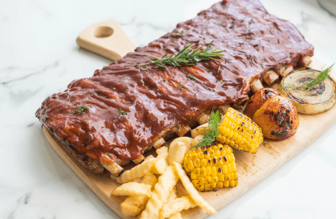Costillas de cerdo con mazorca y papas de Mulata Criolla