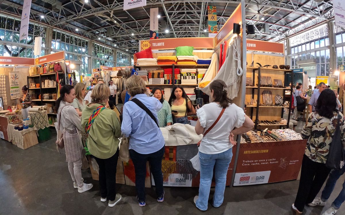 Visitantes recorren los stands de artesanías de Expoartesano en un pabellón de Plaza Mayor