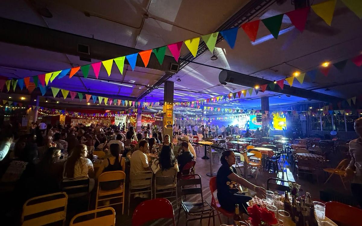 Fiesta de La Plaza de El Social con banderines de colores y mesas llenas