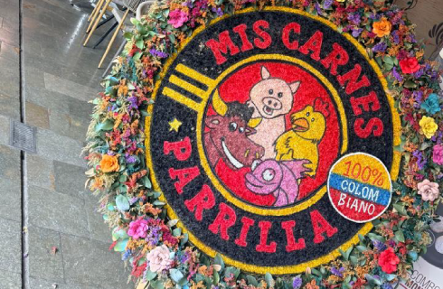 Logo de Mis Carnes Parrilla hecho con flores